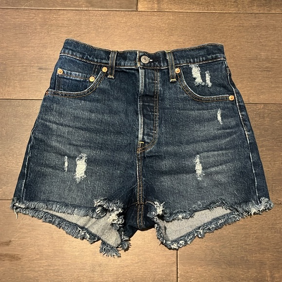 Levi’s Ribcage Shorts - Picture 2 of 6